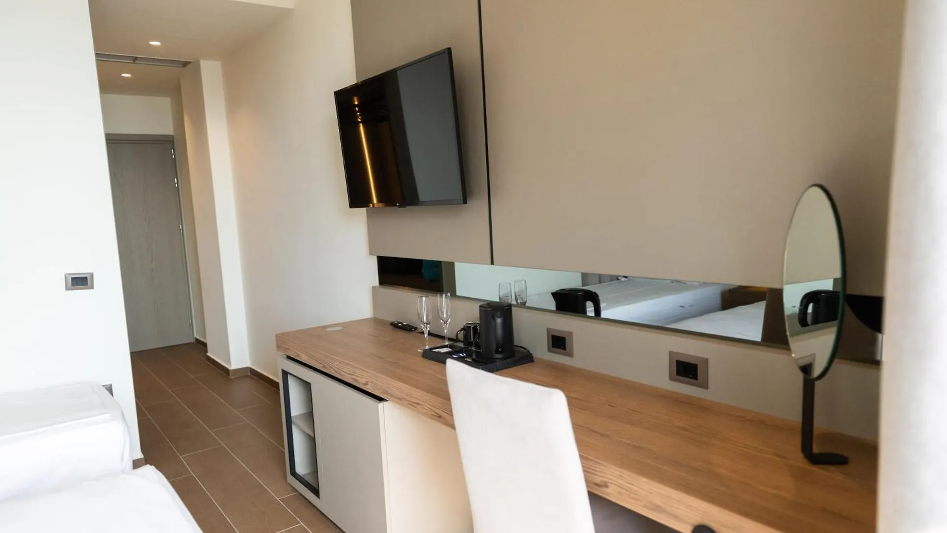 Jost Caravel Otel Radhimë