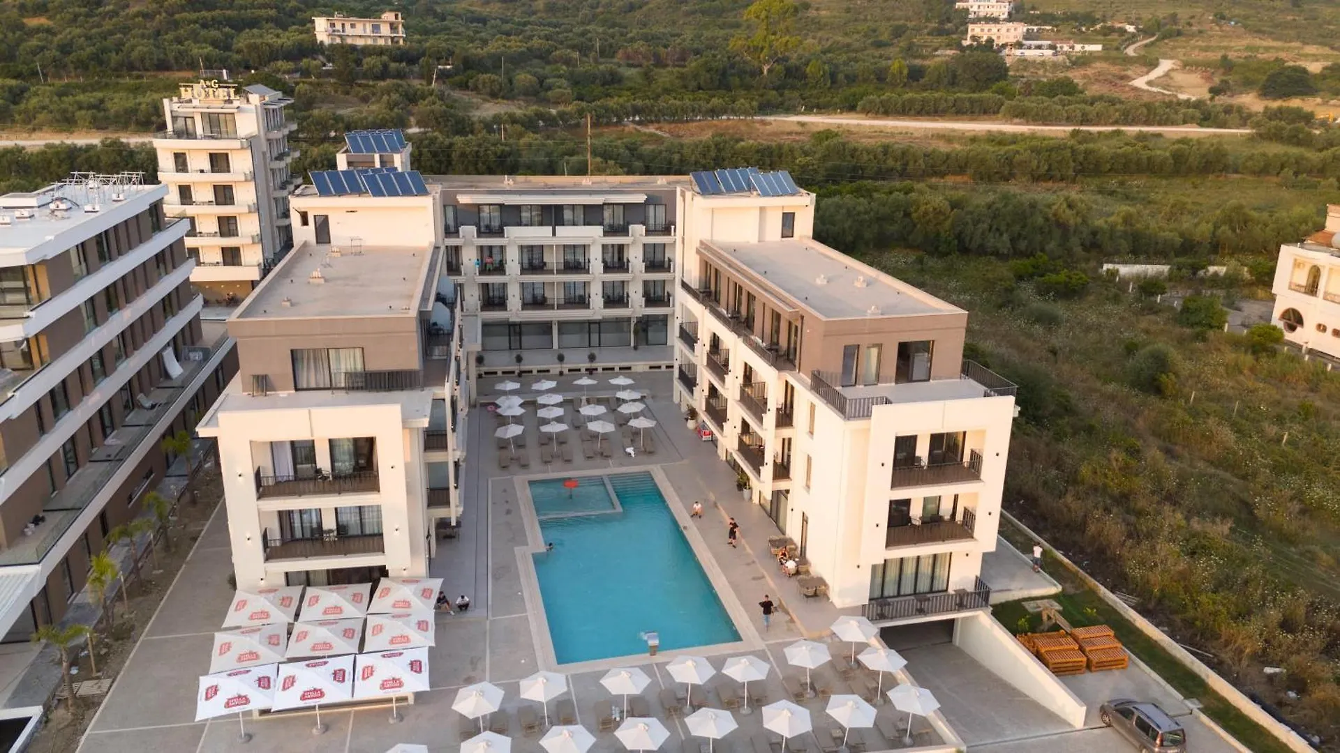 Jost Caravel Otel Radhimë