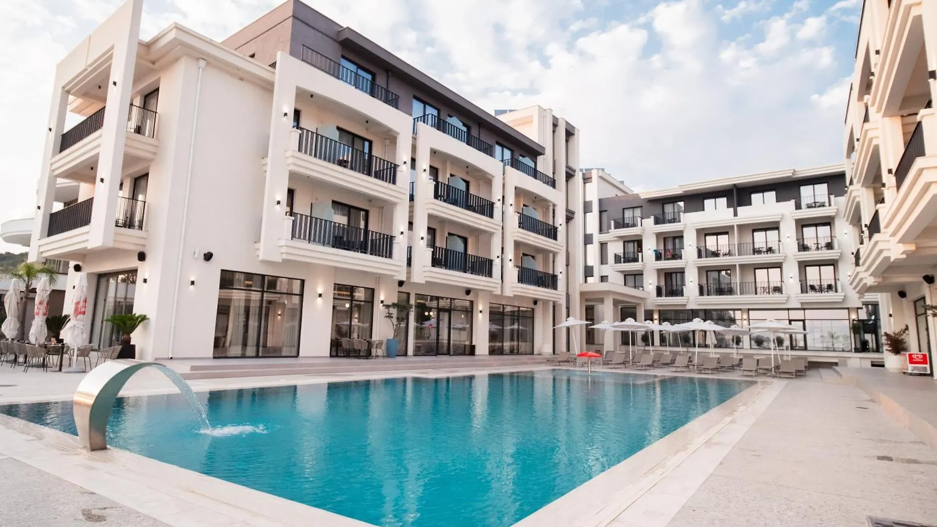 Jost Caravel Otel Radhimë