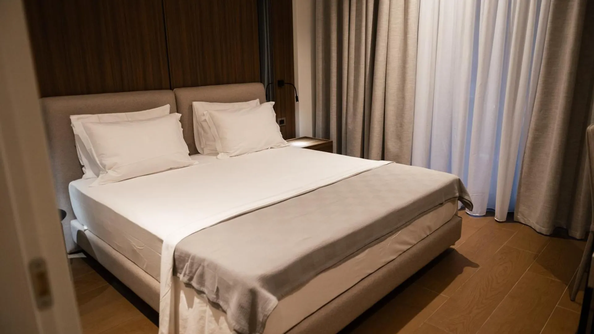 Jost Caravel Otel Radhimë