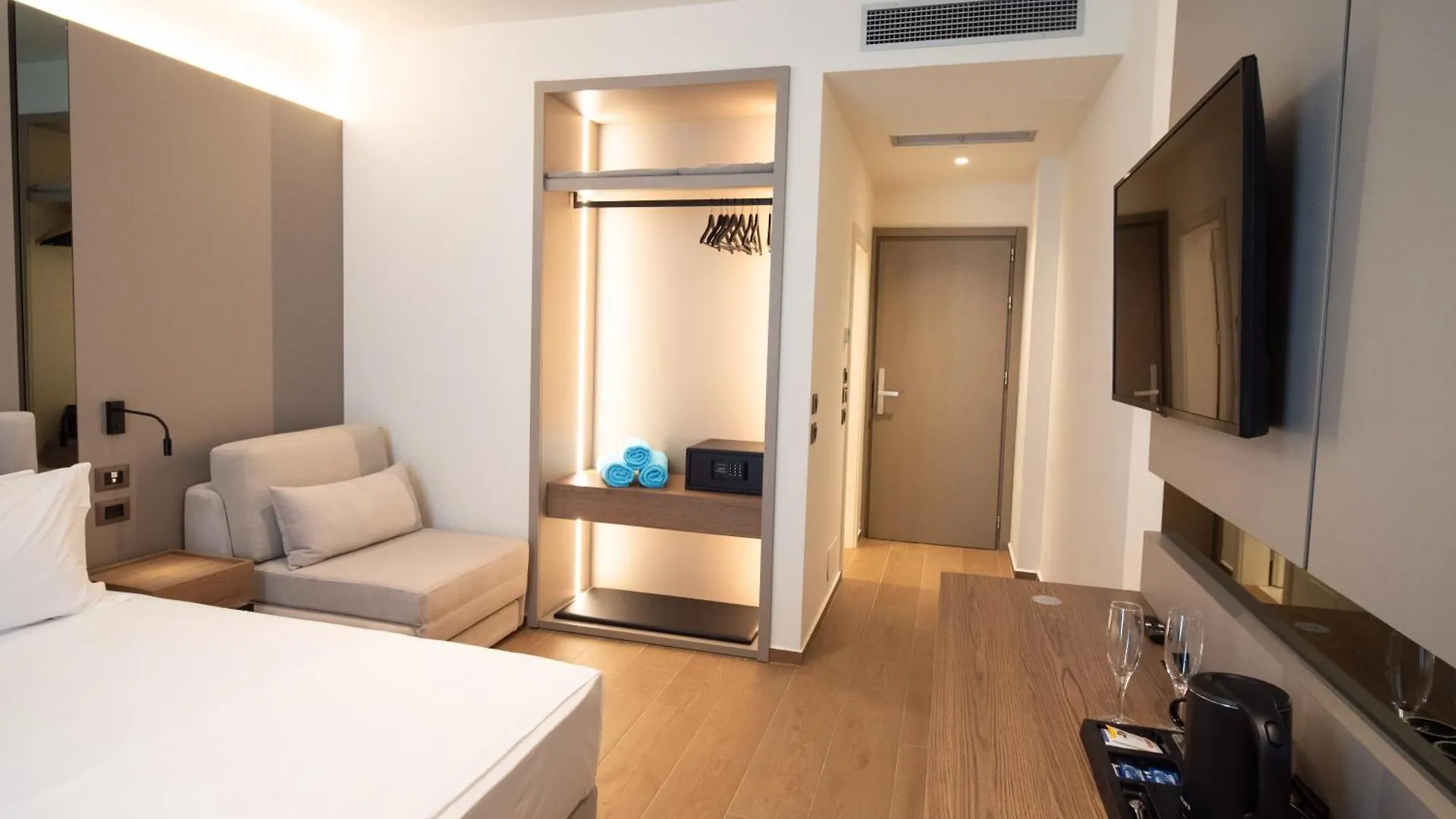 Jost Caravel Otel Radhimë