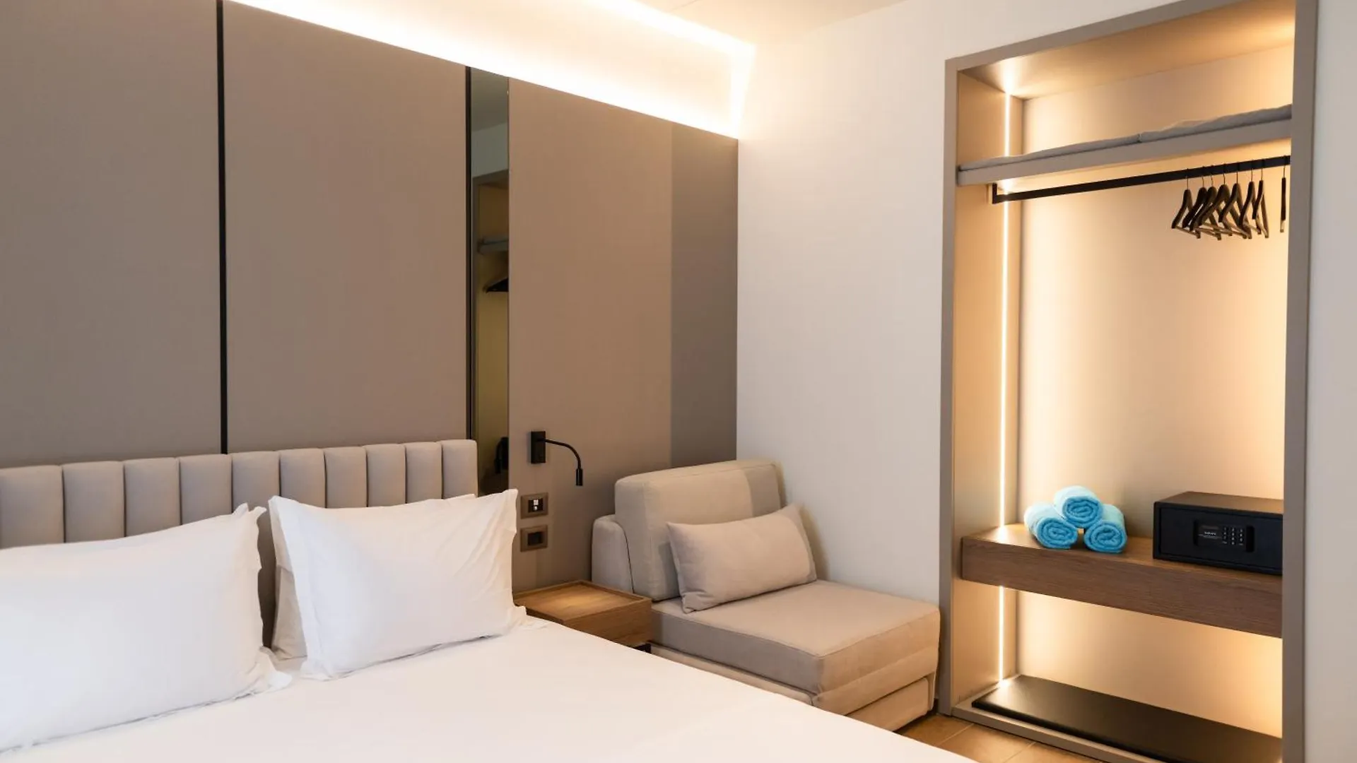 Jost Caravel Otel Radhimë
