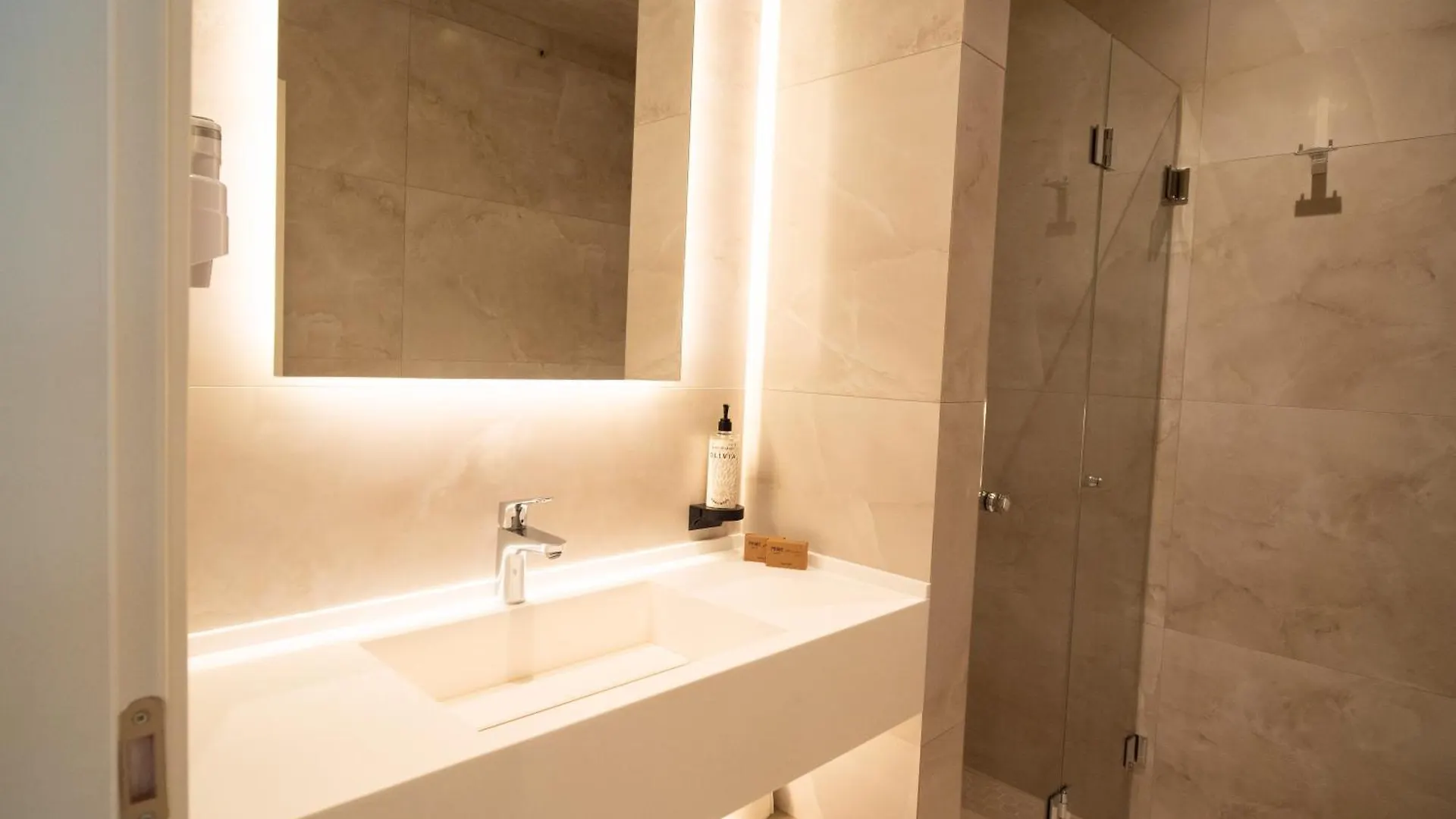 Jost Caravel Otel Radhimë