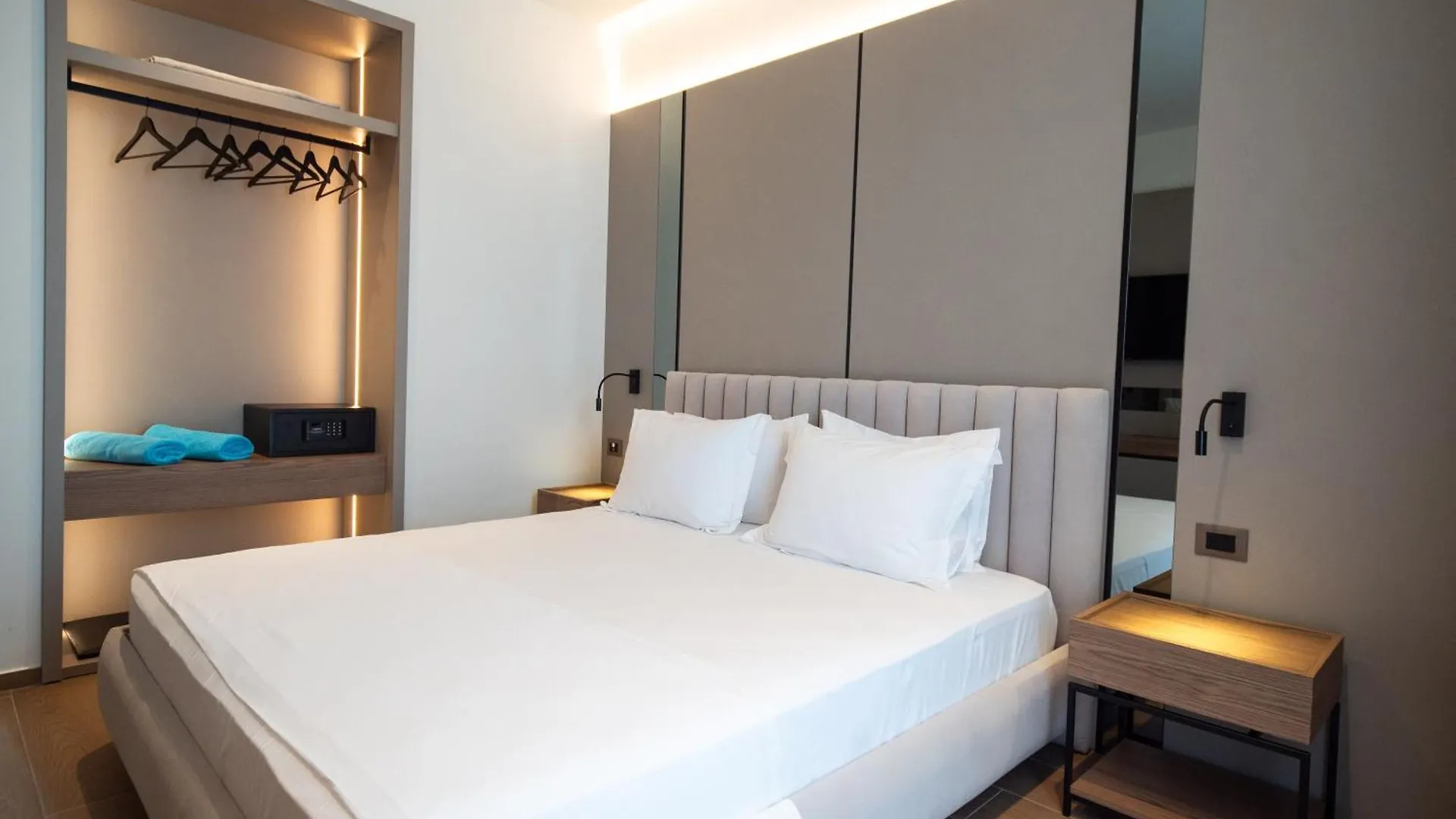 Jost Caravel Otel Radhimë